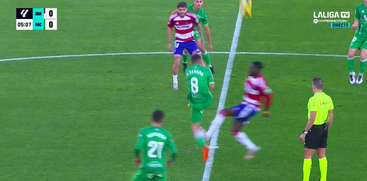 MSRacing1913's tweet photo. Es de puta traca por segunda vez en 3 días que con clara visión tanto él como el VAR no hagan nada al respecto.

¡SON MALÍSIMOS! https://t.co/zJUctAURgl