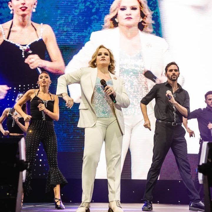 luciagalanqueen's tweet photo. Describe en una sola palabra esta foto
#luciagalan #pimpinela #siemprejuntostour https://t.co/BHlO5Z7sak