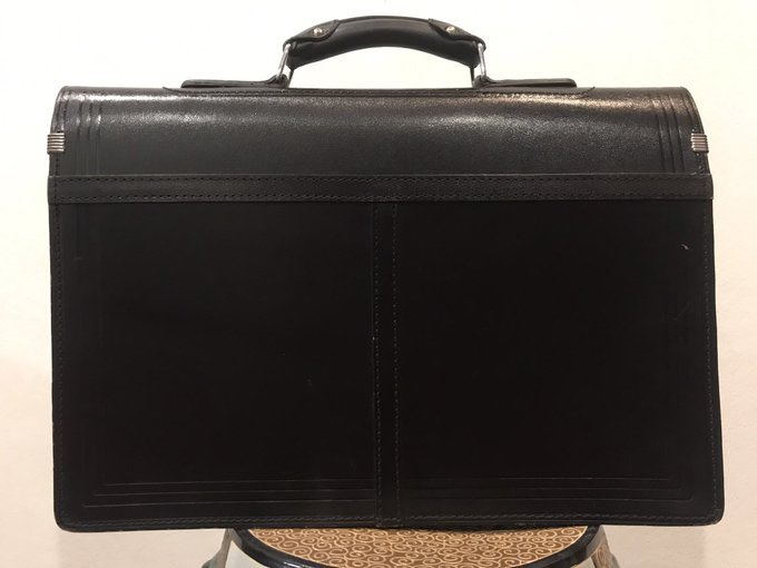 Secondh230423's tweet photo. ขายกระเป๋านักเรียน Jacob Genuine Leather 9866 17นิ้ว หนังแท�� สภาพยังดีมากอยู่เลยค่าเหล็กยังใหม่ไม่เป็นสนิมมีกุญแจค่าทักมาสอบถามขอดูรูปเพิ่มเติมก่อนได้1,900บาท รวมส่ง(ทักมาต่อราคากันก่อนได้นะคะ🥺ใช้ไม่กี่ครั้งเองค่าใหม่มากๆ)#ขายjacob #จาคอป #กระเป๋านักเรียน #JACOB #กระเป๋าjacob https://t.co/1CYjBGSDG7