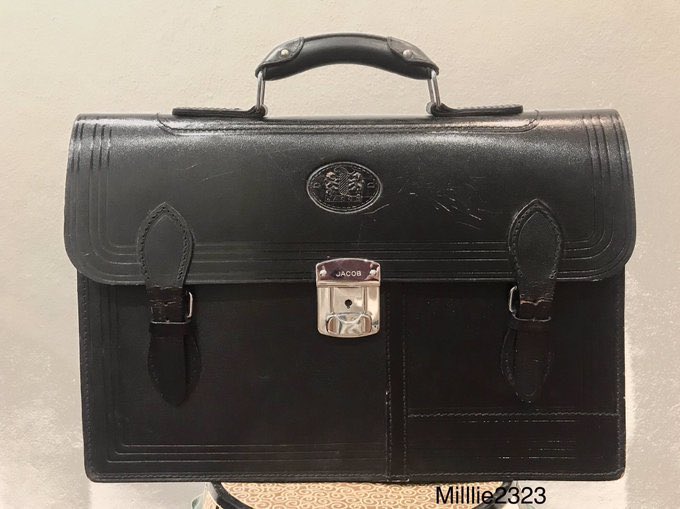 Secondh230423's tweet photo. ขายกระเป๋านักเรียน Jacob Genuine Leather 9866 17นิ้ว หนังแท�� สภาพยังดีมากอยู่เลยค่าเหล็กยังใหม่ไม่เป็นสนิมมีกุญแจค่าทักมาสอบถามขอดูรูปเพิ่มเติมก่อนได้1,900บาท รวมส่ง(ทักมาต่อราคากันก่อนได้นะคะ🥺ใช้ไม่กี่ครั้งเองค่าใหม่มากๆ)#ขายjacob #จาคอป #กระเป๋านักเรียน #JACOB #กระเป๋าjacob https://t.co/1CYjBGSDG7