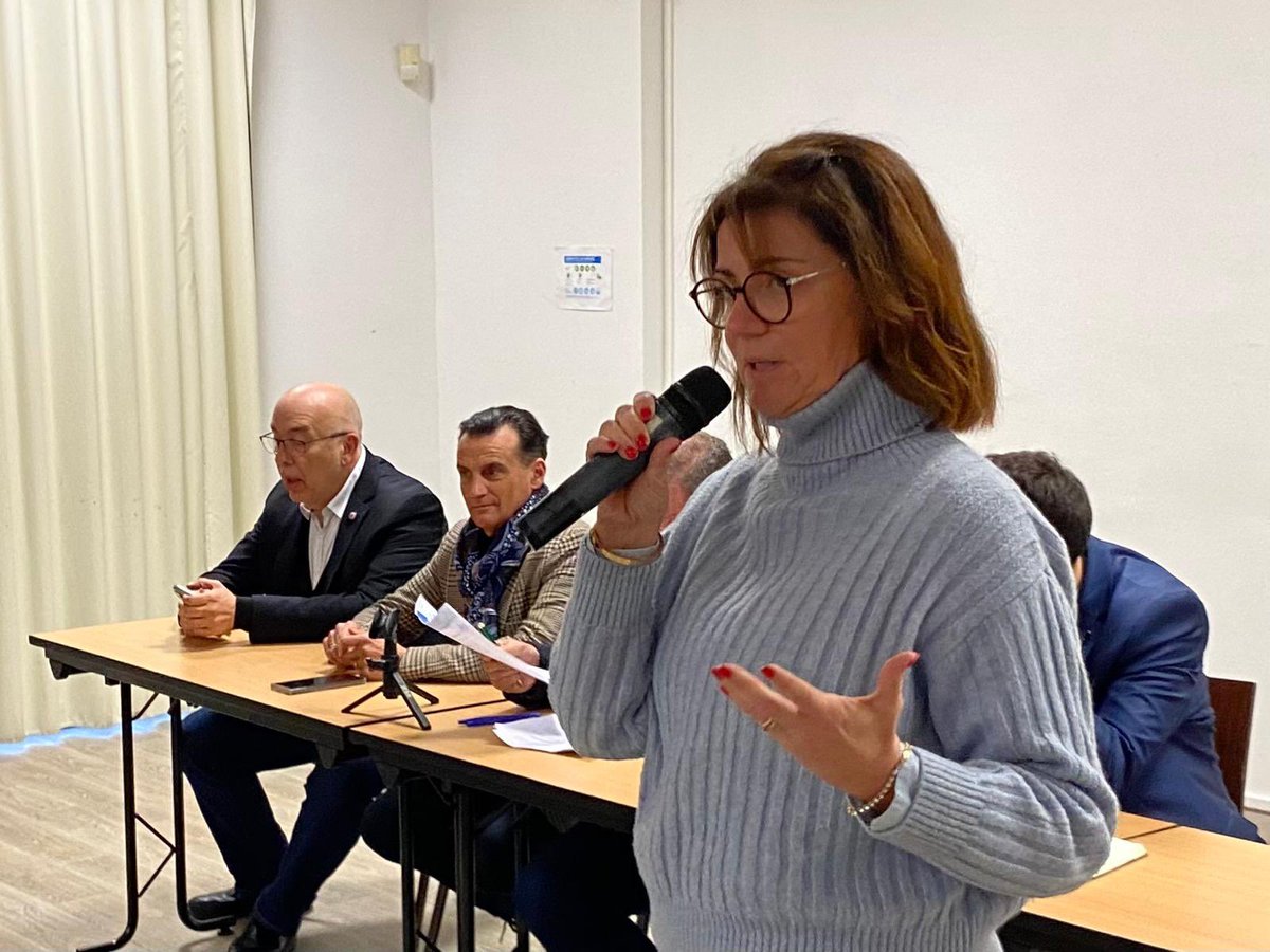 max_brisson's tweet photo. 🔎 Être de droite aujourd’hui. 

🎙️Avec @LesRep64 cet après-midi à Biarritz pour des débats passionnants autour des principes de Liberté, autorité, souveraineté, responsabilité, fraternité. 

📚Une synthèse de nos échanges sera adressée à @laurentwauquiez en charge de la refondation de la droite républicaine.
