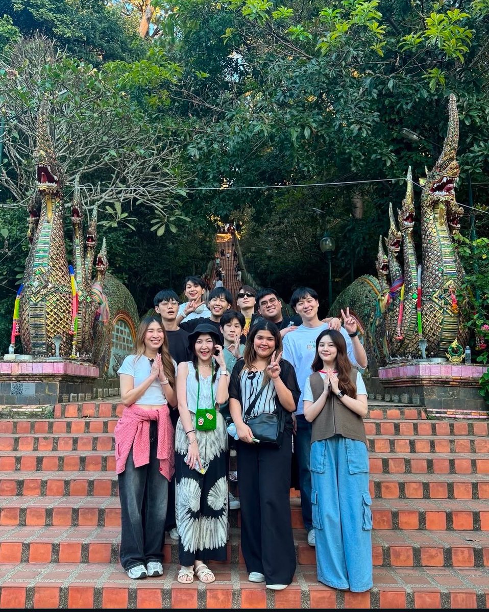 kati_whitelove's tweet photo. จุดเชคอินวัดพระธาตุดอยสุเทพ แก๊งค์เทเลเค้าถ่ายกันกี่แชะนะ ที่เหลือลงหน่อยจ้า ^^
#คริสสิงโต
#SingtoPrachaya
#YOUnivers https://t.co/qbY3KoKfD1