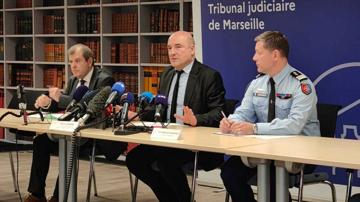 RFI (@rfi) on Twitter photo 🇫🇷 À #Marseille, le procureur de la République a annoncé ce samedi un gros coup de filet contre le groupe criminel #DZMafia, avec 119 interpellations.
Ces affaires dévoilent les nouvelles méthodes inquiétantes des narcotrafiquants ➡️ go.rfi.fr/04x
✍️ <a href="/leopold_picot/">Léopold Picot</a> 🇫🇷 À #Marseille, le procureur de la République a annoncé ce samedi un gros coup de filet contre le groupe criminel #DZMafia, avec 119 interpellations.
Ces affaires dévoilent les nouvelles méthodes inquiétantes des narcotrafiquants ➡️ go.rfi.fr/04x
✍️ <a href="/leopold_picot/">Léopold Picot</a>