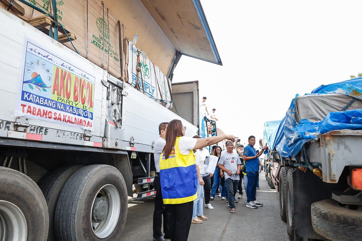 BossTeCua's tweet photo. Ang personal ninyong pagbisita, at mga tulong gaya ng yero, food packs, mga water trucks ay tunay na nakatulong saamin pakunti-kunti, makabangon. Salamat po! https://t.co/5EgVeiSppL
