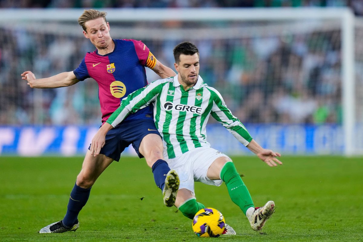 _Futbolero_'s tweet photo. Me da igual que se enfaden los De Jong lovers, pero que ese tío, que cobra un pastón, que no hace nada en los partidos y que no quiere renovar para largarse gratis en 2026 sea capitán del Barça me toca muchísimo los cojones. Que se largue en enero o a la grada hasta que termine su contrato. Basta ya.