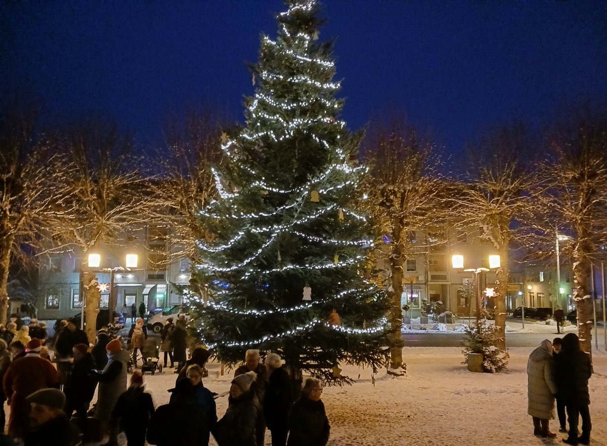 Uckermark_tmu's tweet photo. 🎄 Am 8. Dezember um 14 Uhr lädt der Lychener Weihnachtsmarkt ein!
Zwischen St.-Johannes-Kirche und „Altem Kino“ erwarten Dich Feuerschalen, gemeinsames Singen und Köstlichkeiten. Komm vorbei und genieße die Vorweihnachtszeit!
#Uckermark_erleben #Lychen #Weihnachtsmarkt https://t.co/qyPP8LHHVB