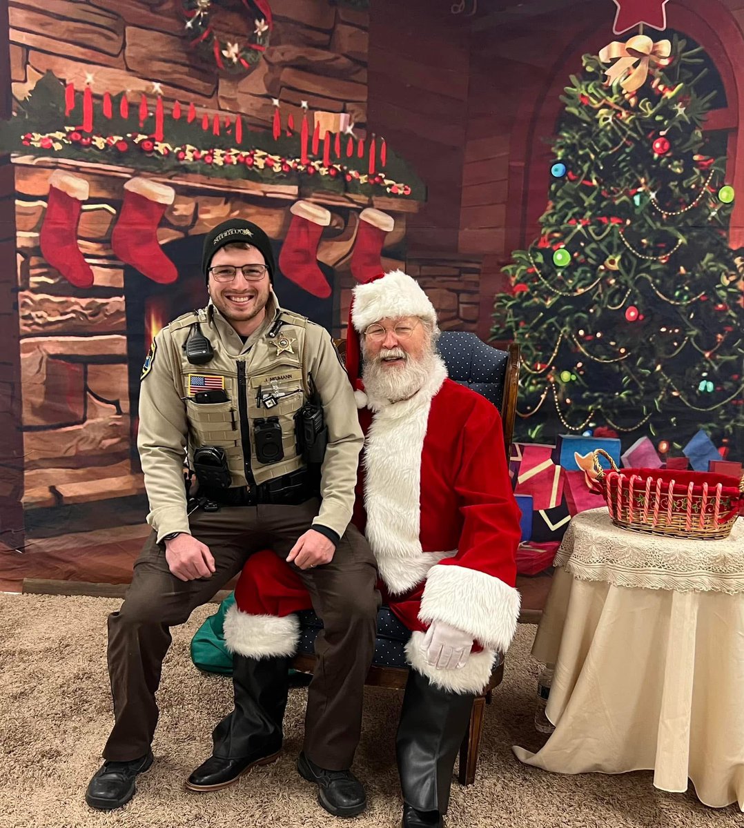 Deputy Neumann stopped to say hi to Santa this morning at the Stewartville Kiwanis Club’s Visits with Santa. 

Santa said he’s been a good deputy!

#MerryChristmas
#HappyHolidays
#OlmstedCounty