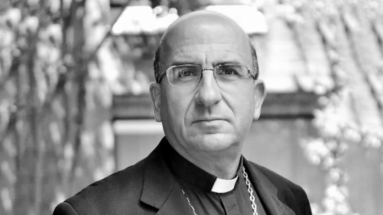 “El sacerdocio no te corta las alas, sino que te las potencia. Te hace descubrir realidades que muchos no quieren ver”, declaró a #RU en una entrevista de este año el arzobispo de Santiago Fernando #Chomali, quien desde hoy es cardenal.

bit.ly/3D2i5K2