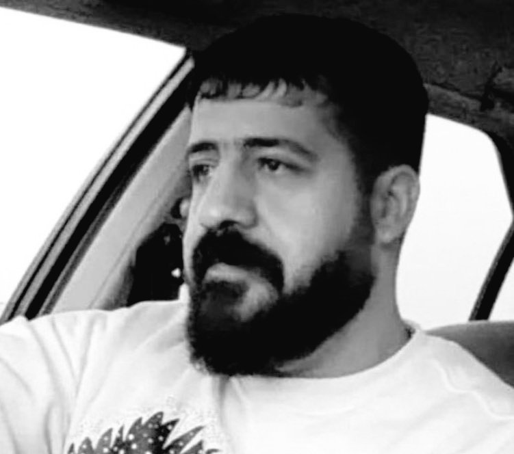 امشب به خانه برنگشت. ۱۷ آذر فقط بعد از ۴ ساعت بازداشت، زیر شدیدترین شکنجه‌ها او را کشتند. رزمی‌کاری که تمام بدنش کبود و خونین رد باتوم و شلاق بود.
#شادمان_احمدی