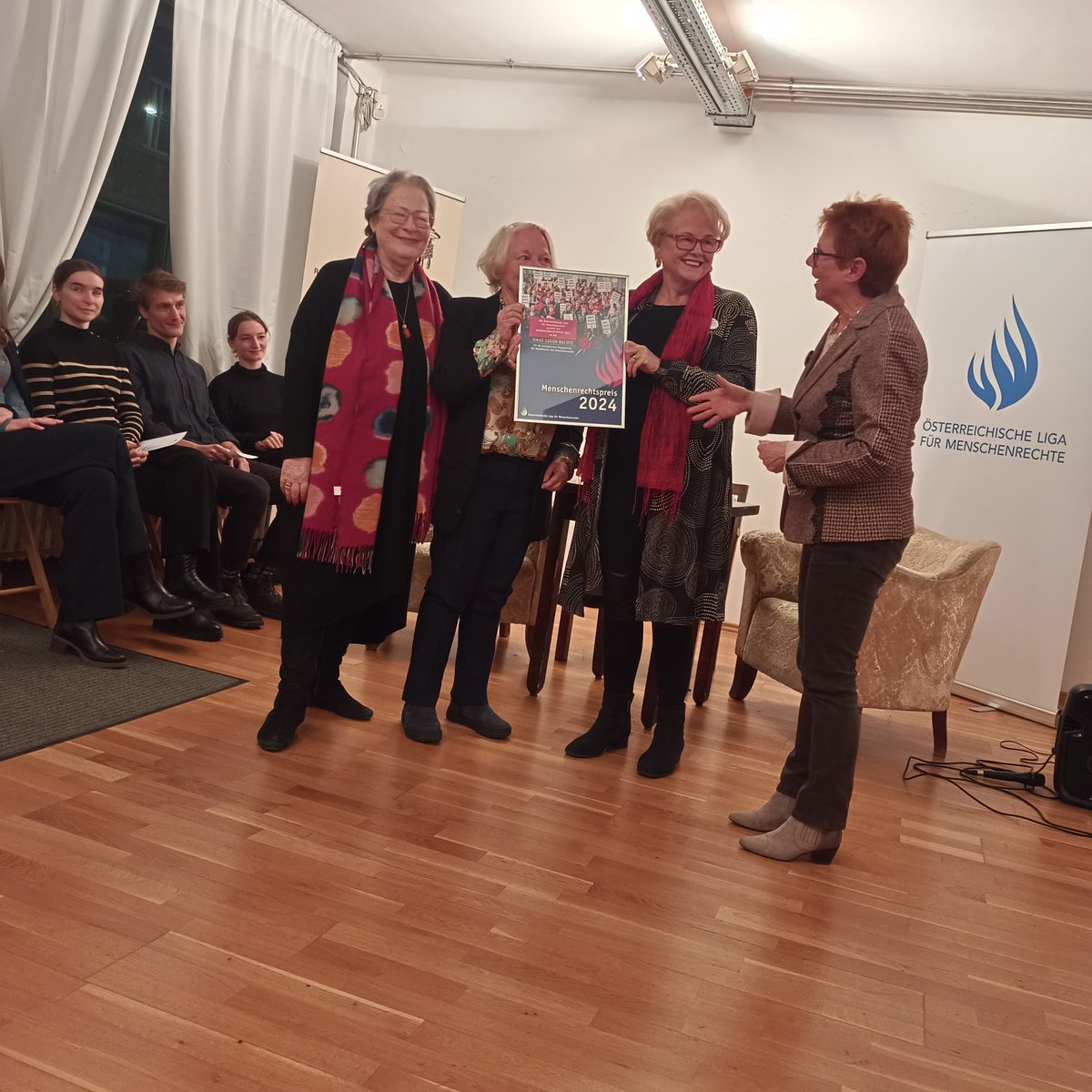 Rechtzeitig zur Woche der Menschenrechte: Der heurige Menschenrechtspreis 2024 der Österreichischen Liga für Menschenrechte geht an die "Omas gegen Rechts". Echt tolle Aktion!