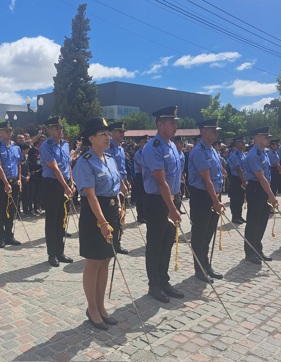 baskovcmariabel's tweet photo. Este sábado en #Trelew acompañamos a la Policía del Chubut en su 67º Aniversario.
En el acto central familiares hicieron la entrega de sables a los oficiales recién egresados quienes fueron parte del gran desfile de efectivos de distintas localidades y grupos especiales de Chubut https://t.co/SDFd9qZGl6