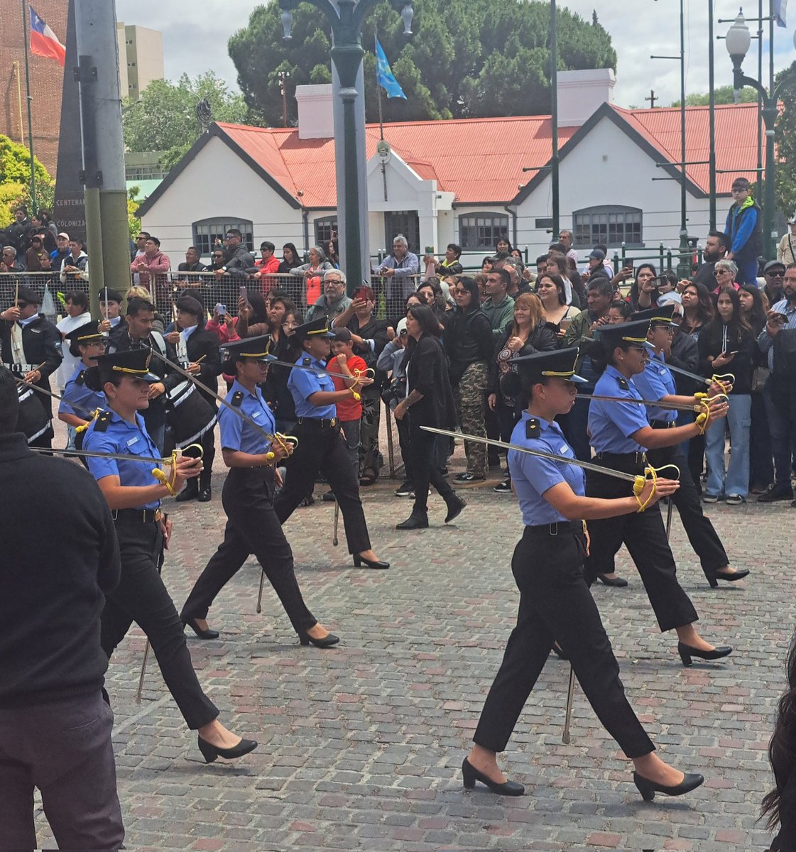 baskovcmariabel's tweet photo. Este sábado en #Trelew acompañamos a la Policía del Chubut en su 67º Aniversario.
En el acto central familiares hicieron la entrega de sables a los oficiales recién egresados quienes fueron parte del gran desfile de efectivos de distintas localidades y grupos especiales de Chubut https://t.co/SDFd9qZGl6