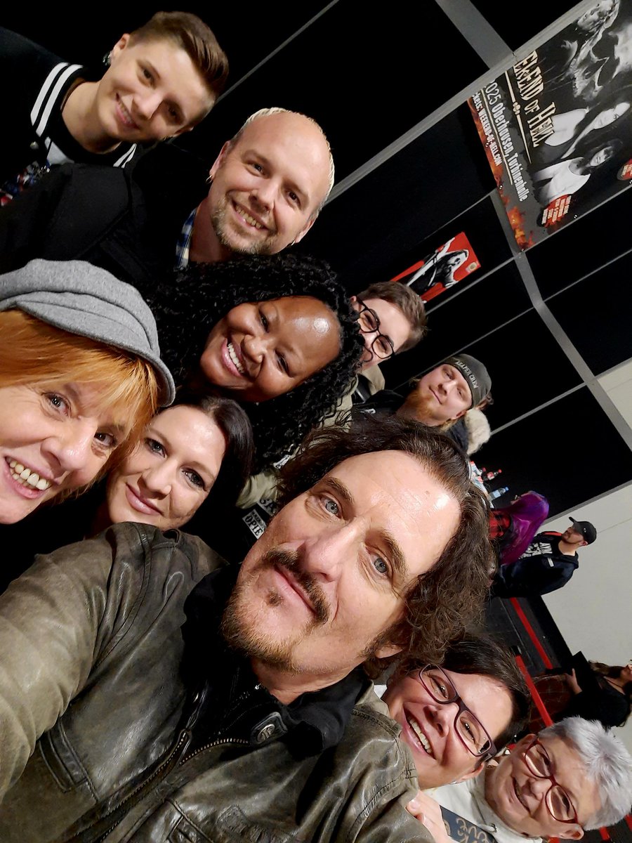 kimcoates_bnb's tweet image. Great first day at @GermanComicCon 
Lots of #SamFam, and peeps from Team @KimFCoates here in Dortmund.