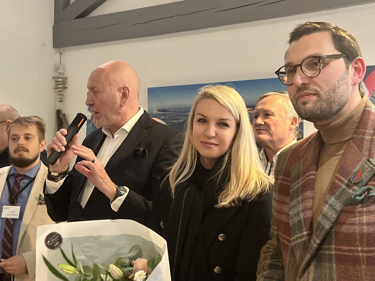 HeleneLaporteRN's tweet photo. 🎄À #Lanton pour le goûter de Noël du @RNational_off du bassin d’Arcachon. Un moment festif et militant qui a permis de nous réunir avant la trêve des confiseurs. https://t.co/cxDIOpwaqM