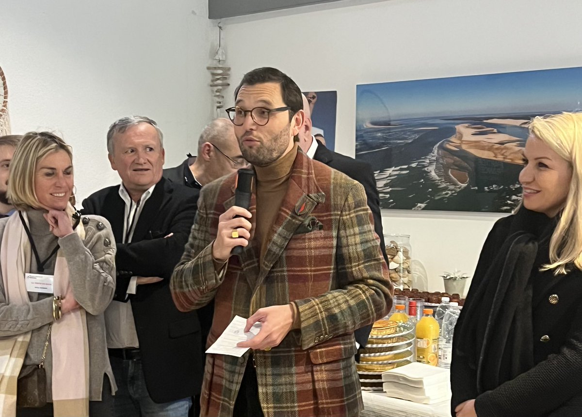 HeleneLaporteRN's tweet photo. 🎄À #Lanton pour le goûter de Noël du @RNational_off du bassin d’Arcachon. Un moment festif et militant qui a permis de nous réunir avant la trêve des confiseurs. https://t.co/cxDIOpwaqM