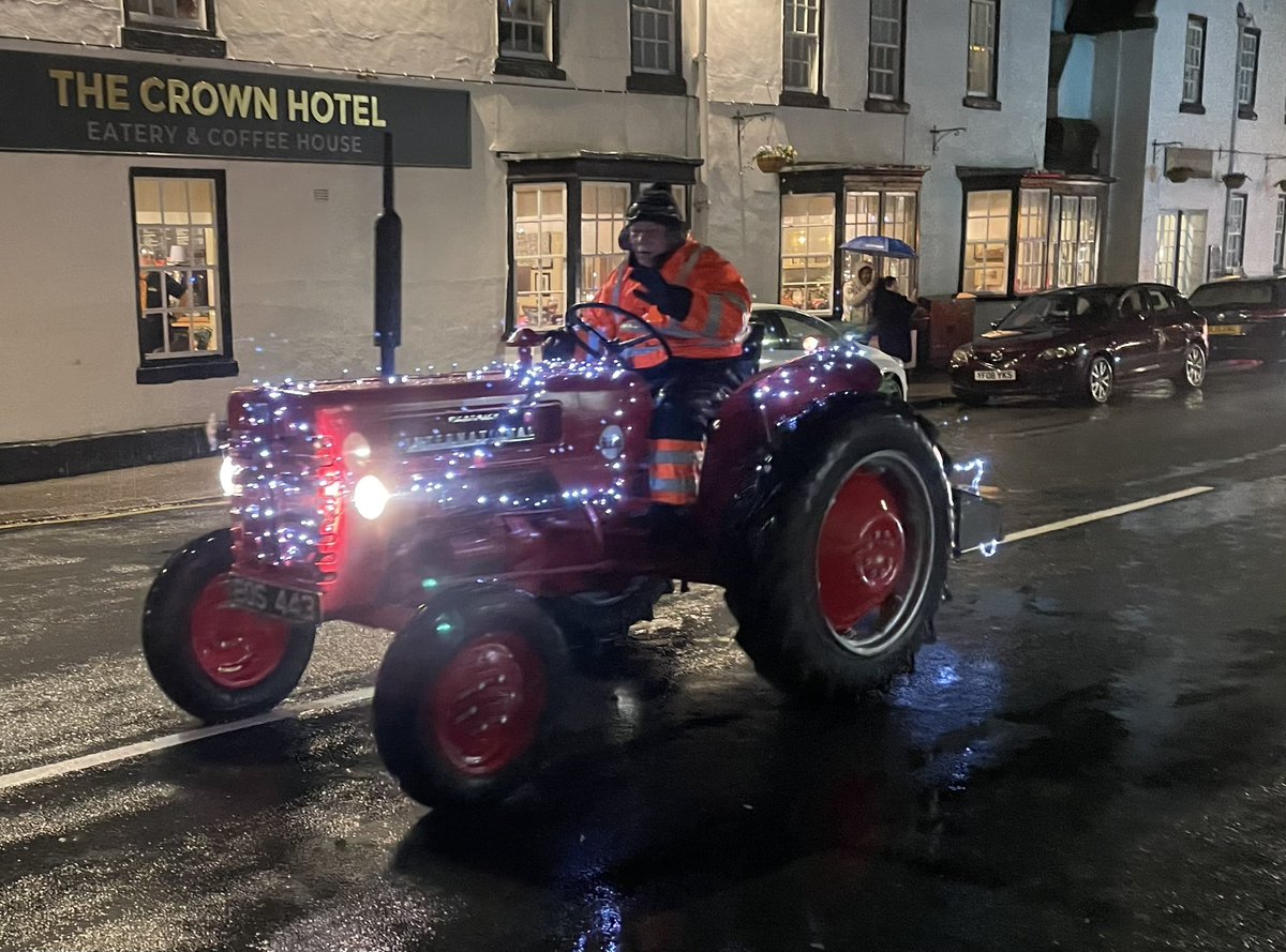 The Tinsel Tractor Run braved the weather tonight - they looked amazing passing through Boroughbridge <a href="/BBCYork/">BBC York</a>