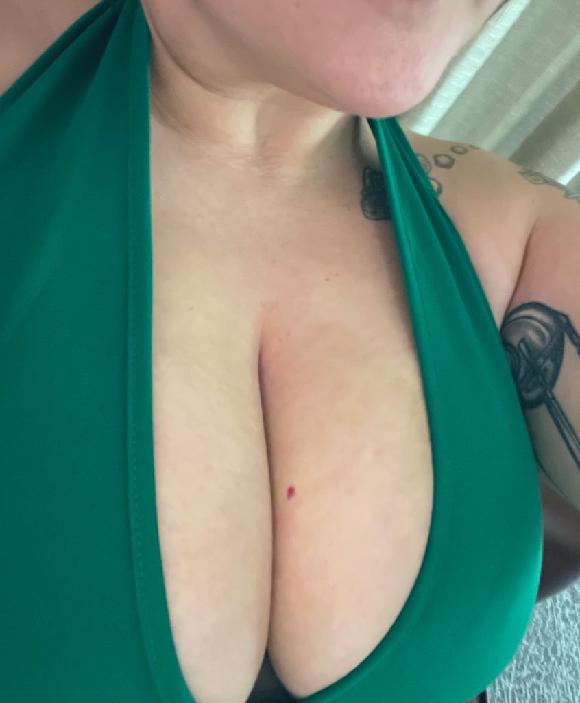 MeanMolly's tweet image. Your will power is truly pathetic.