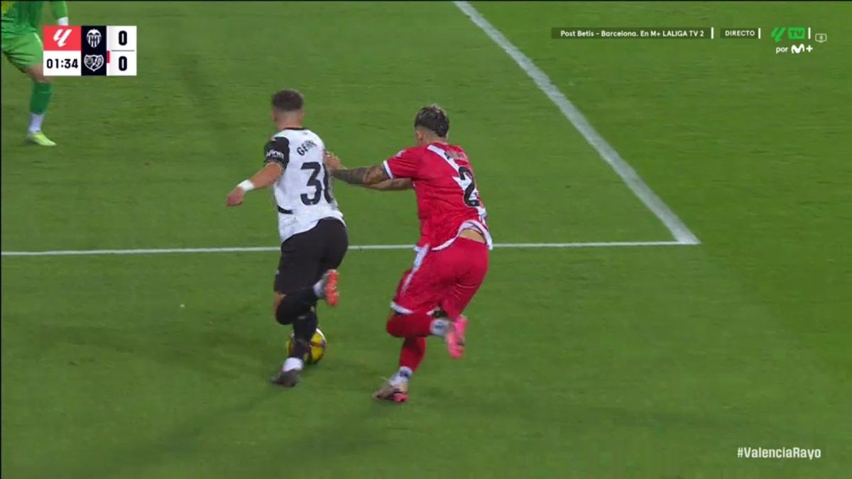 🖥️💥 El VAR también llegó tarde al Valencia - Rayo Vallecano.

👉🏻 Ratiu se desentiende por completo del balón y empuja con los dos manos a Germán Valera.

❌ ES PENALTI.

▪️ El VAR, una vez más, decidió pasar por completo de los empujones en las áreas.