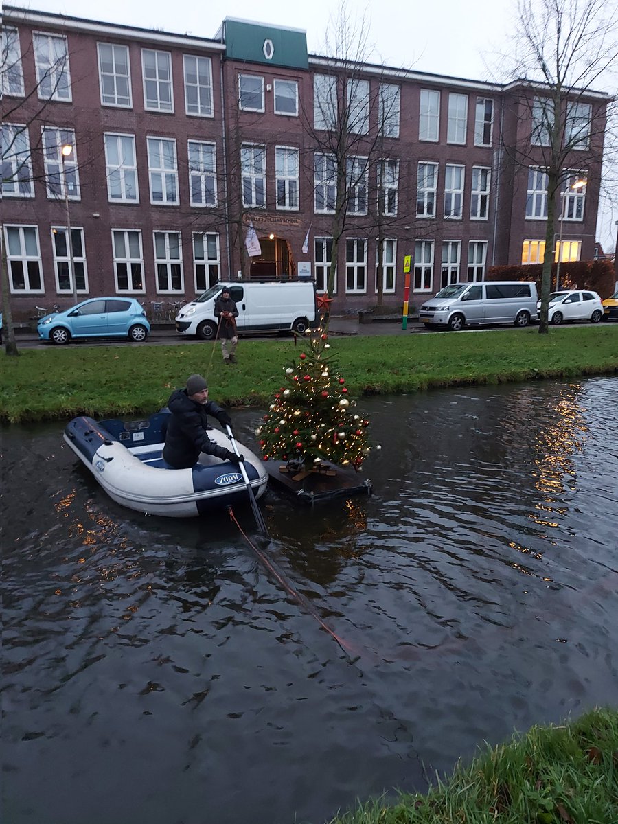 Weer of geen weer ....de Kerstbomen staan weer. Hard gewerkt met <a href="/GoudseWafel1971/">Maartje@Gouda ⭕</a> bedankt <a href="/GoudA_Pot/">GoudApot</a> #burgemeestermartenssingel #gouda <a href="/GemeenteGouda/">Gemeente Gouda</a>