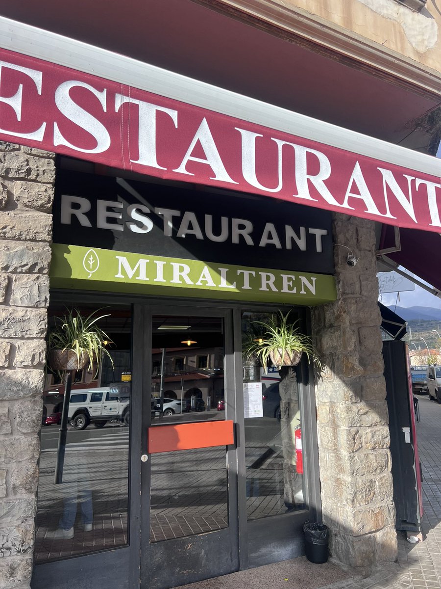 🚨 Avui, al restaurant Miraltren de la Pobla de Segur he viscut una situació indignant i surrealista. Era a la terrassa amb un amic fent un vermut. M’assec a la falda d'ell que m'abraça per animar-me. 1’ després, surt l'amo i em demana que em comporti que al restaurant 👇🏻