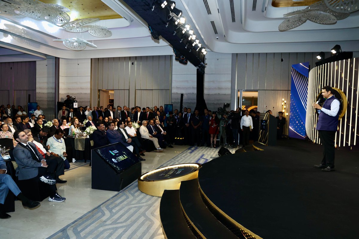 Dev_Fadnavis's tweet photo. 🕗 7.45pm | 7-12-2024📍Mumbai

🔸CNBCTV18 India Business Leader Awards

@nitin_gadkari @PiyushGoyal @CNBCTV18News
#Maharashtra #Mumbai #CNBCTV18IBLA https://t.co/12HbHexvyD
