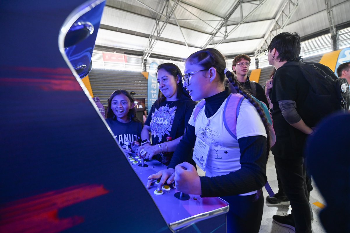 IDRD's tweet photo. 🎉 ¡Ya comienzó #DistritoA!
Ven a vivir la emoción de los deportes alternativos, eSports y mucho más. Nos vemos en el Palacio de los Deportes. ¡La entrada es gratuita! 🕹️🚴‍♂️🎶 #BogotáMiCiudadMiCasa https://t.co/0XOOyWJXbt