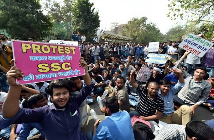Rk_Graphics11's tweet photo. भारत में सरकारी नौकरियों के एग्जाम  कराने वाली कंपनी #TCS सबसे ज्यादा भ्रष्ट है। MTS,SSCGD,SSC,CHSL कई ऑनलाइन एग्जाम मे अभ्यार्थियों को पकड़ा गया है लेकिन कोई फर्क नहीं पड़ता सभी लोग रीट्वीट करे ताकि बात ssc और TCS तक पहुंच सके 
#SSCCGL2024 #ssc_सुधार_करो 
#आदिवासी_जनगणना_कॉलम_दो https://t.co/u0CfaumXBa