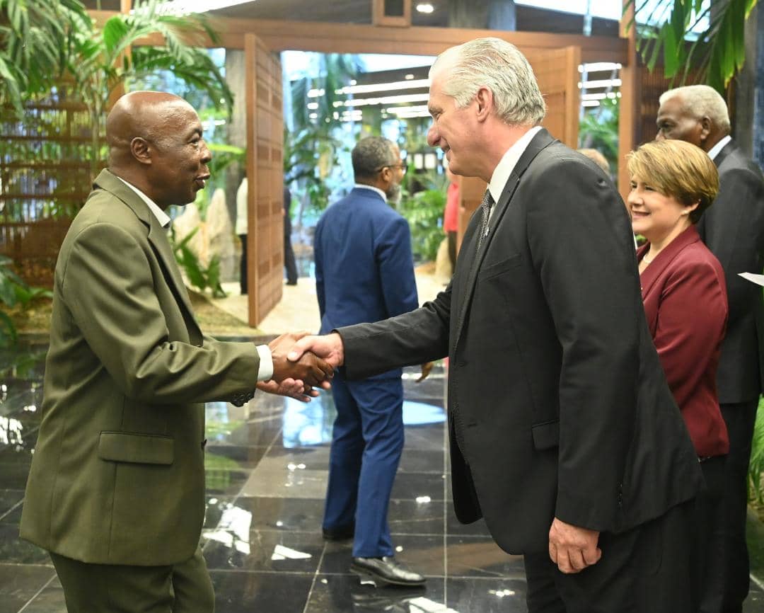 MoFAGrenada's tweet photo. December 6 - A memorable evening at the Palace of the Revolution for a reception held by President Miguel Díaz-Canel in celebration of the 52nd anniversary of diplomatic relations between Cuba and CARICOM countries.
In photos:Ambassador Glen Noel with President Miguel Díaz-Canel https://t.co/tLRkCDsjrM