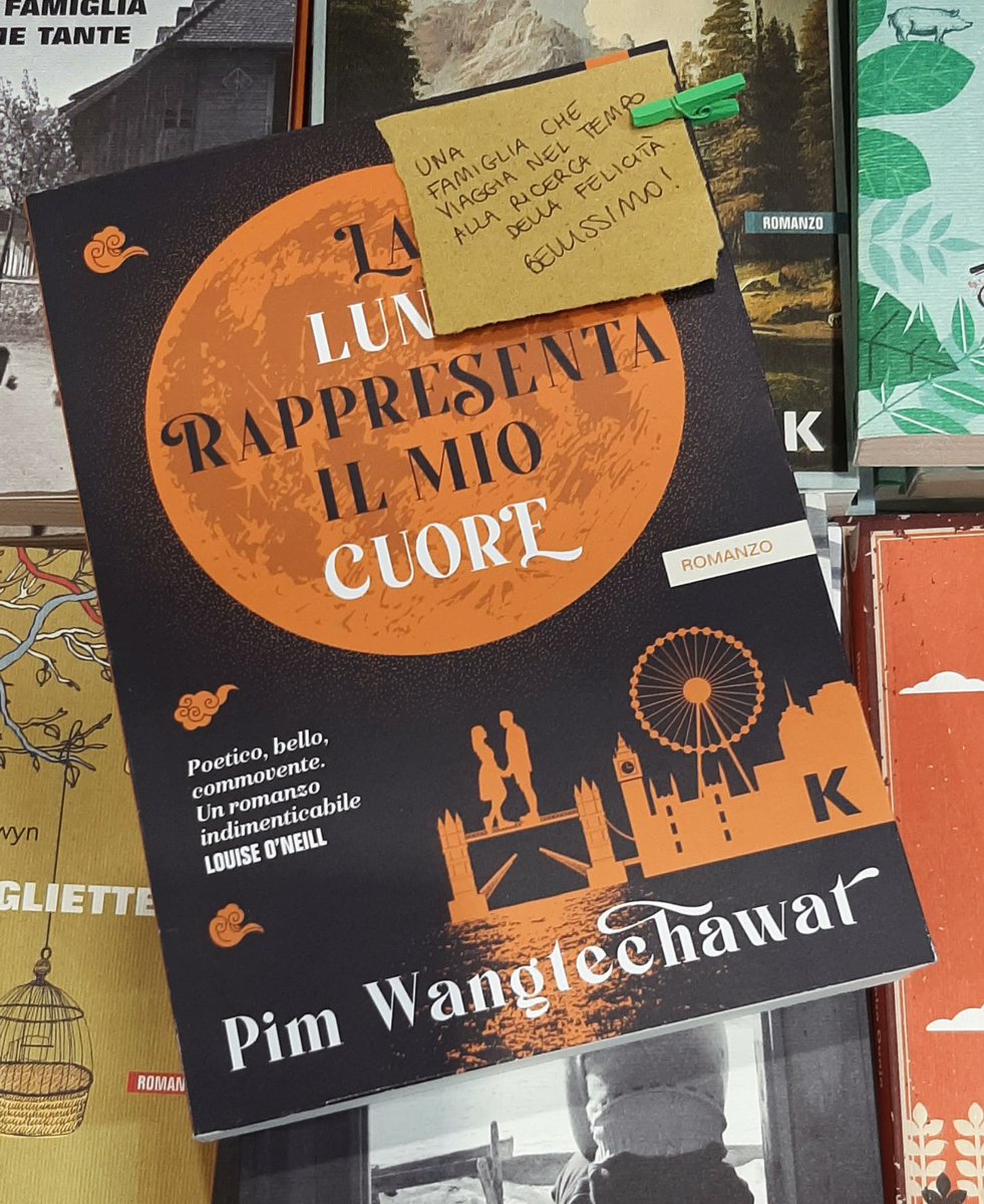 "Eva ama a colori: 
oro caldo, azzurro cielo, rosso come un tramonto. 
Verde scuro, rosa fosforescente. Giallo, smagliante come un girasole".
🌕
Pim Wangtechawat 
"La luna rappresenta il mio cuore"
Traduzione dall'inglese di Elvira Grassi #piulibri24 #lettoriK #7dicembre