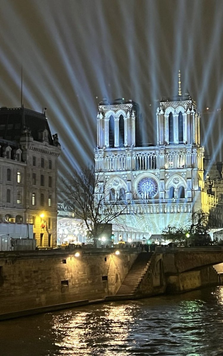 Ce soir, sous les yeux du monde entier, Notre-Dame renaît.

Un grand merci à tous les artisans qui ont réalisé un travail incroyable en seulement 5 ans !

Qu’on soit catholique ou non, nous partageons tous la fierté et l’émotion de ce moment historique. 🇫🇷

#NotreDameDeParis