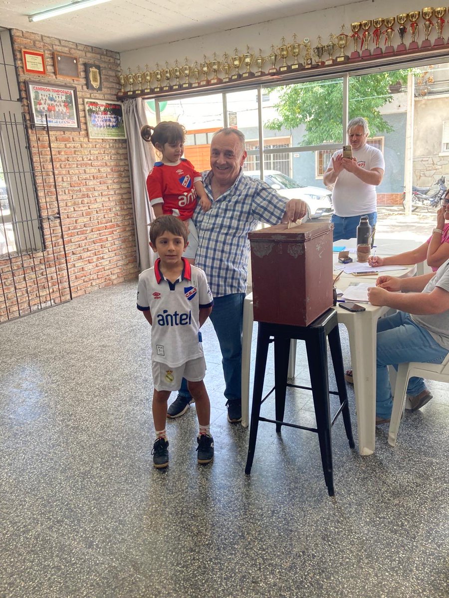 JLopezRubio's tweet photo. Con Josefina y Francisco Socios de ⁦@Nacional⁩ desde el mismo día que nacieron.
Seguramente vivirán esta instancia y con mucho orgullo.
Seguiremos trabajando por un Club mejor.
⁦@compromiso_1899⁩ es el camino. https://t.co/gLCYH5lH27