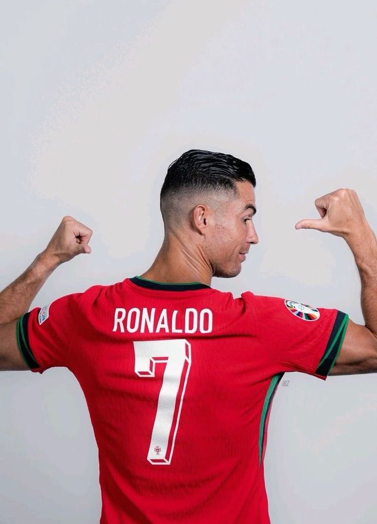 Rickfuckking's tweet photo. Assim termina o ano de 2024 de 
Cristiano Ronaldo:

📌51 Jogos
⚽️43 Gols
🅰️07 Assistências 
🅿️50 Participações em Gols 

39 anos de idade, e ele continua assustador, o maior de todos os tempos ainda se recusa a ser derrotado pelo tempo. https://t.co/rME9BrQFd7