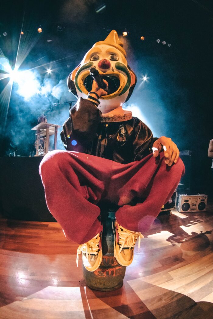 Aguante #MugreSur 25 años cantando/actuando sin contemplación a ningún gobierno. Si te indignas por el cartón y no por la realidad tienes un problema...