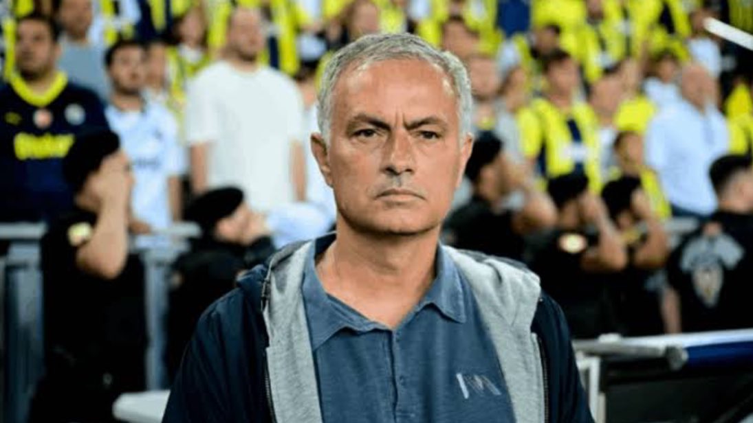 gusholderhaber's tweet photo. Ahmet Çakar: 

"Kenarda yaşlı yakışıklı bir adam oturuyor. Sadece seyrediyor. Tıpkı yazlık sinemaya gitmiş yaşlı emekliler gibi. 

Adı Jose Mourinho." (Sportz) https://t.co/Qk7wf3Rqth