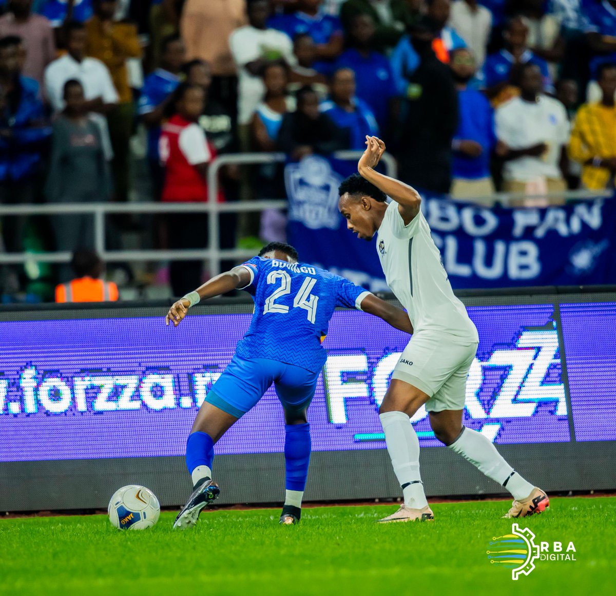 RwandaTV's tweet photo. Rayon Sports yanganyije na APR FC 0-0 mu mukino w'ikirarane w'Umunsi wa Gatatu wa Rwanda Premier League.

Uyu mukino wabereye muri Stade Amahoro, ku mugoroba wo kuri uyu wa Gatandatu wari witabiriwe n'ibihumbi by'abafana b'amakipe yombi. #RBASports #RAYAPR #1000HillsDerby https://t.co/fiPx7mjfUm