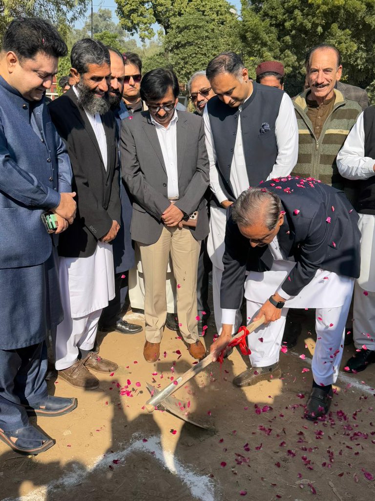 BilalAKayani's tweet photo. جہلم کے عوامی نمائندے کے علاوہ ذاتی حوالے سے آج میری زندگی کا ایک یادگار دن تھا۔ والد محترم اور وزیر اعلی پنجاب کے مشیر برائے صحت میجر جنرل (ر) ڈاکٹر اظہر محمود کیانی صاحب کے ہمراہ گورنمنٹ گریجویٹ کالج جی ٹی روڈ جہلم میں نئے BS بلاک کی تعمیر کا سنگ بنیاد رکھا۔ یہ وہی کالج ہے جس میں والد صاحب نے تعلیم حاصل کی۔ اس کالج کی توسیع اور بہتری جہلم کے نوجوانوں کے مستقبل کے ساتھ ذاتی وابستگی کی بنا پر ہمیں بہت عزیز ہے۔ نیا اکیڈمک بلاک 8 کلاس رومز پر مشتمل ہو گا۔ اس بلاک کی تعمیر جولائی تک مکمل ہو گی اور اگلے تعلیمی سال کی کلاسز کااس بلاک میں آغاز ہو جائے گا۔ تعمیراتی کام کے معیار اور بروقت تکمیل کو یقینی بنائیں گے۔ ان شاءاللہ۔ طلباء و طالبات کو نمایاں کارکردگی پر انعامات اور اسناد بھی دیں۔