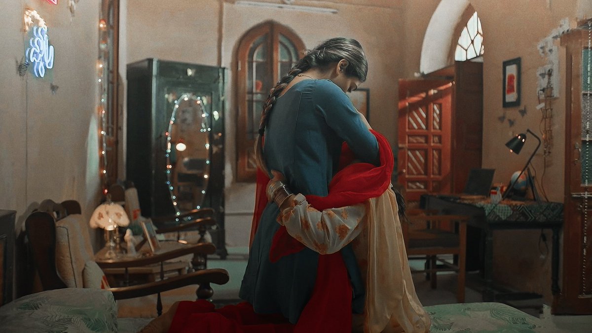 xemberedcoalx's tweet photo. This scene was everything to me. A wife who spent a lifetime craving for appreciation overjoyed at the little crumbs, the daughter who’s seen it all is happy for her yet there’s something so poignant. Sehar &amp; Nadia jee, their eyes speak.✨

#TanManNeelONeel • #SeharKhan https://t.co/YBc15Em6QT