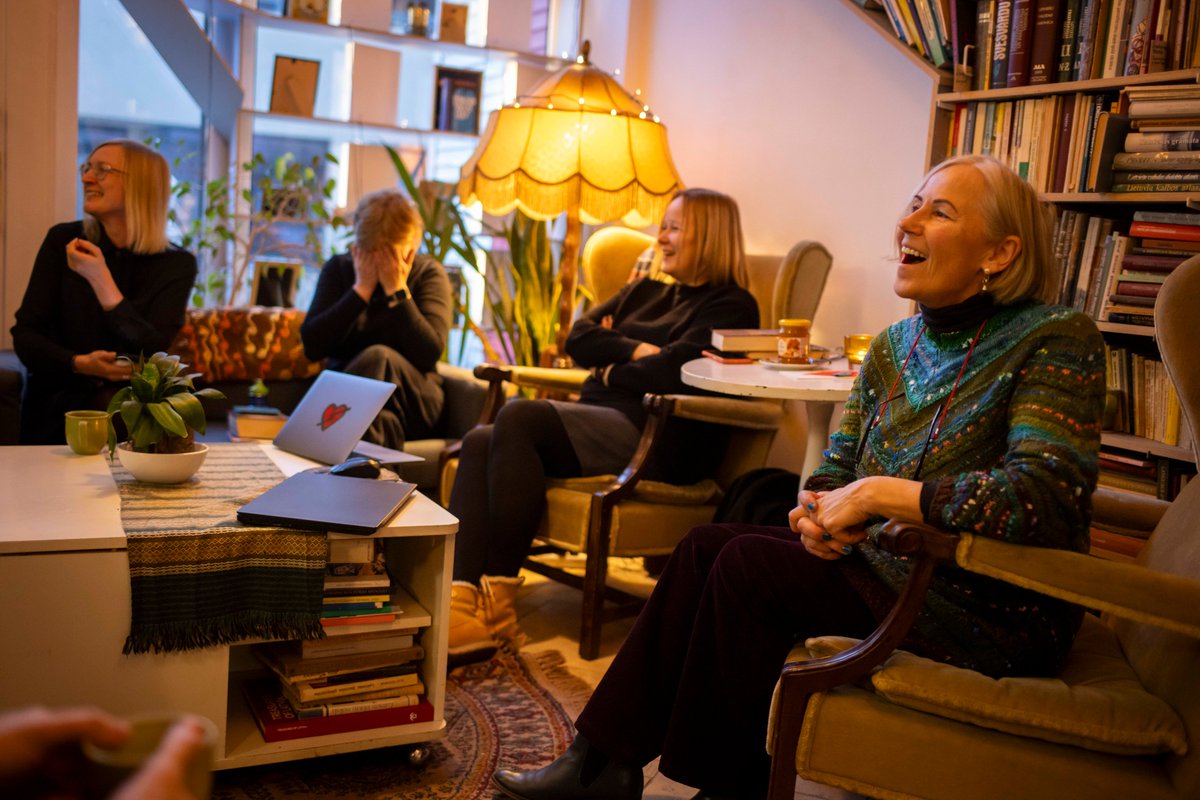 7. decembrī <a href="/ValoduMaja/">Valodu māja</a> notika pasākums "Tulkotāju dienišķis".

Paldies mūsu lieliskajām tulkotājām Ingmārai Balodei, Mārai Poļakovai, Laimai Kotai! Paldies arī Jūlijai Dibovskai par pasākuma vadīšanu un Efem Dujanam par Pamuka skanējumu turku valodā.

📷prozaslasijumi.lv/post/tulkot%C4…