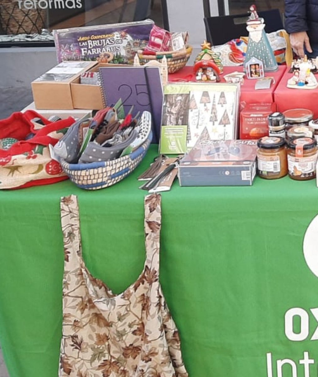 OIenMalaga's tweet photo. 🎉Nueva cita con marcas con corazón 💚 en el mercado urbano del #Soho con tinte navideño 🎄🎁 

Una cita en la que el @ComercioJustoOI de @OxfamIntermon  fue protagonista

¿Regalos navideños originales ? 🎁 visita tienda de Oxfam Intermón, C/ Casas de Campos 10 Málaga ✨️💚 https://t.co/9L49a3XvAY