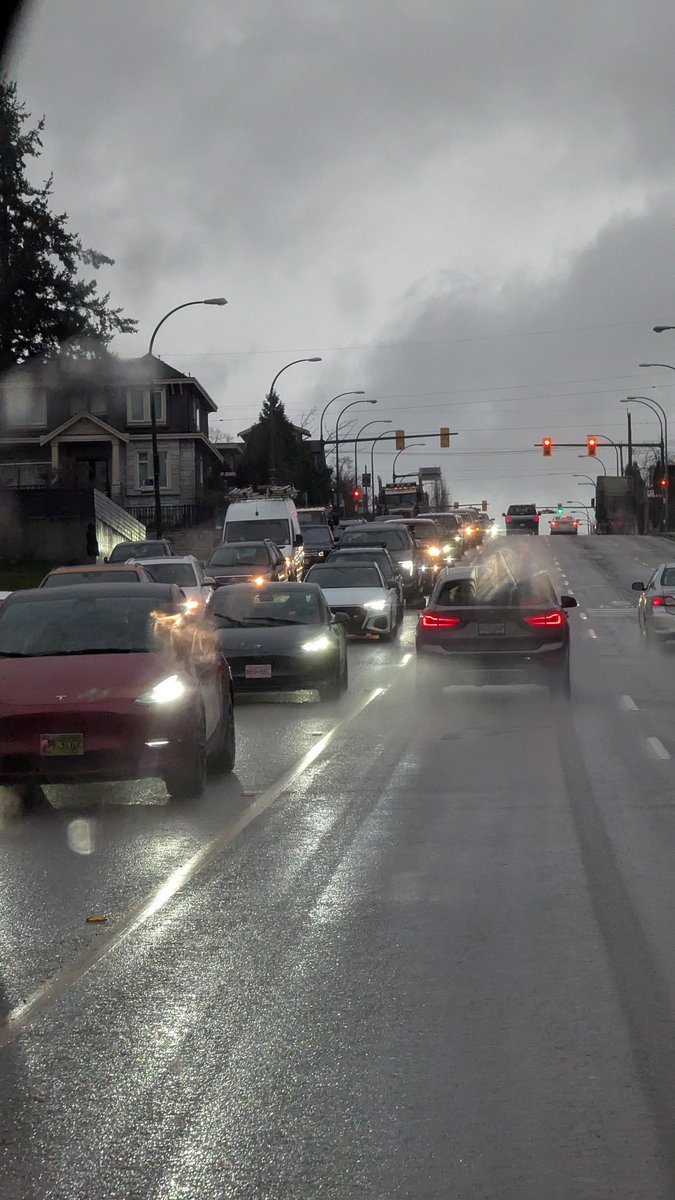 lgman83's tweet photo. @NewsRadioVAN traffic control vehicle taking up the right lane S.B on Knight street bridge. Traffic backing up past 57th. #knightstreetbridge #southvan https://t.co/v9FhCrO4BA
