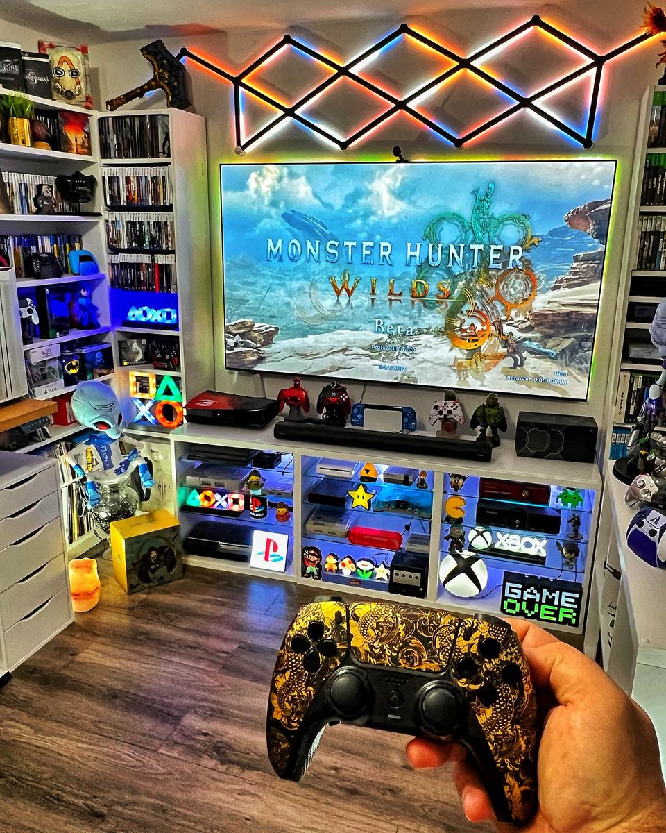 DEMonsterHunter's tweet photo. ✨ Wow, da möchten wir auch eine Runde zocken! ✨
Vielen Dank an @sparda1981 für dieses coole Setup! 🙌🎨

Habt ihr auch coole Setups, Fanarts oder andere kreative Werke, die ihr mit uns teilen möchtet? Zeigt uns eure Meisterwerke – taggt uns! Wir können es kaum erwarten, eure Beiträge zu entdecken! 🖤✨

#FanArt #GamingSetups #CreativeGamers #CommunityLove #Capcom #MonsterHunter