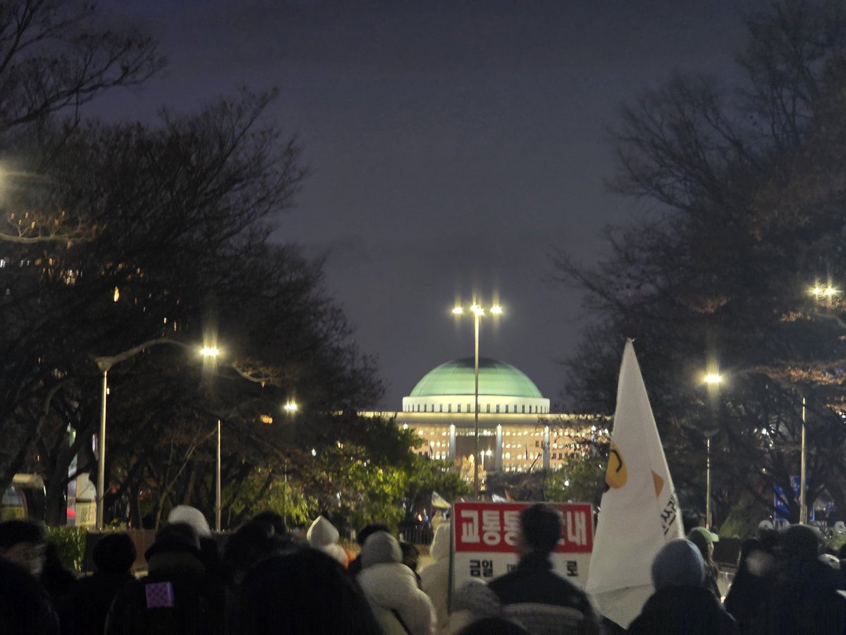 다들 잘 지내시죠. 이런 거 올리고 알티하느라 들려서 송구스럽습니다. 이미 잘하실 거란 걸 알지만 여러분이 아는 누군가도 이 자리에 있었고 또한 같은 마음인 걸 알려야 할 거 같았어요.
선대가 이룬 민주주의 아래에서 사는 거에 부채감을 늘 지고 살았기에 저도 똑같이 하는 겁니다. 다들 화이팅!