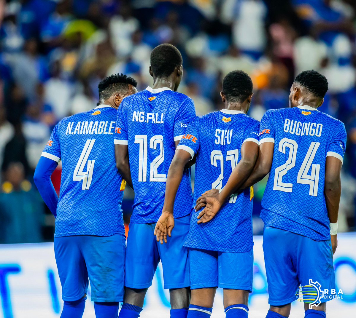 Radiorwanda_RBA's tweet photo. 🚨AMAKURU AGEZWEHO🚨

Rayon Sports yanganyije na APR FC 0-0 mu mukino w'ikirarane w'Umunsi wa Gatatu wa Rwanda Premier League.

Uyu mukino wabereye muri Stade Amahoro, ku mugoroba wo kuri uyu wa Gatandatu wari witabiriwe n'ibihumbi by'abafana b'amakipe yombi. #RBASports #RAYAPR #1000HillsDerby
