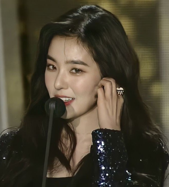 meovvcinema's tweet photo. irene - Red Velvet https://t.co/dizm5bawyW