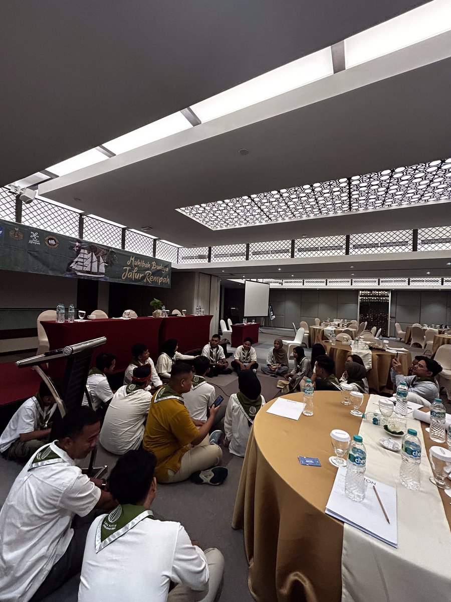 IMALAILLA_CM's tweet photo. - Aktivitas saya ketika berkesempatan menyampaikan sebuah arahan mengenai persiapan sebuah performance di welcome dinner dan gala dinner Muhibah Budaya Jalur Rempah 2024

Journey of Lada Putih
Berkarakter, Beradat, dan Berbudaya https://t.co/b7s21qHpBq