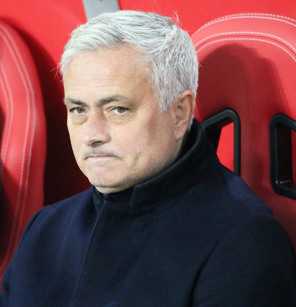 Ben Jose Mourinho;

Kendi evimde gs'ye şut atmadan 3 tane gol yedim, başkansız hocasız stopersiz jk'ya kaybettim. Tüm bunlara rağmen sığırbahçe taraftarı tarafından destek görüyorum.