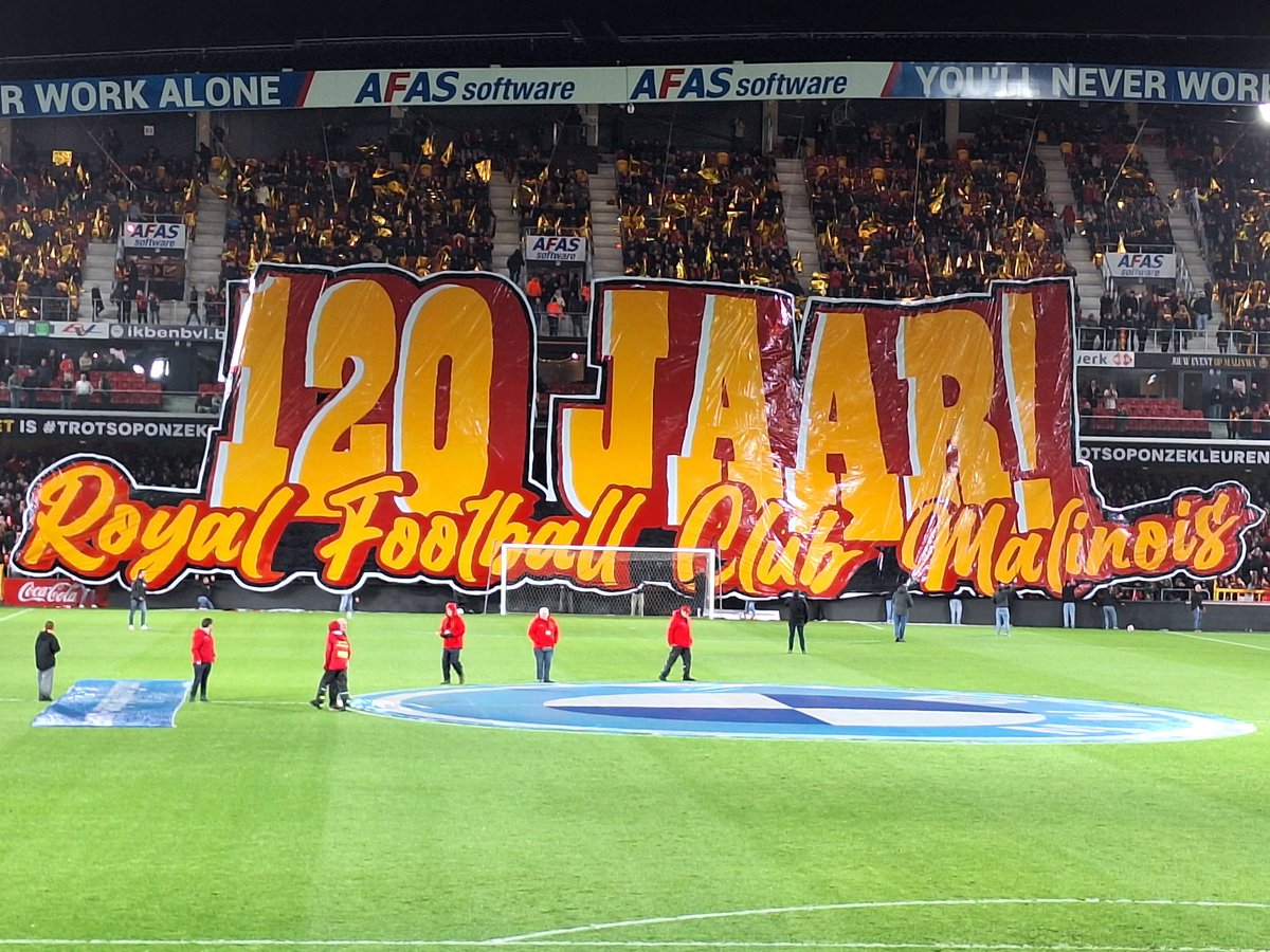 NevelsteenNele's tweet photo. Waar moet je zijn voor sfeer en gezelligheid? Achter de kazerne narltuurlijk💛❤️.
#yellowredarmy https://t.co/3xlL9IsdVf