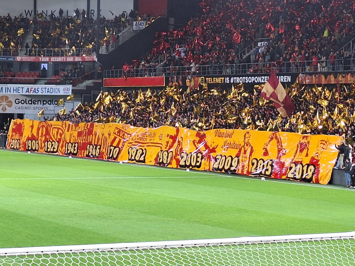 Waar moet je zijn voor sfeer en gezelligheid? Achter de kazerne narltuurlijk💛❤️.
#yellowredarmy