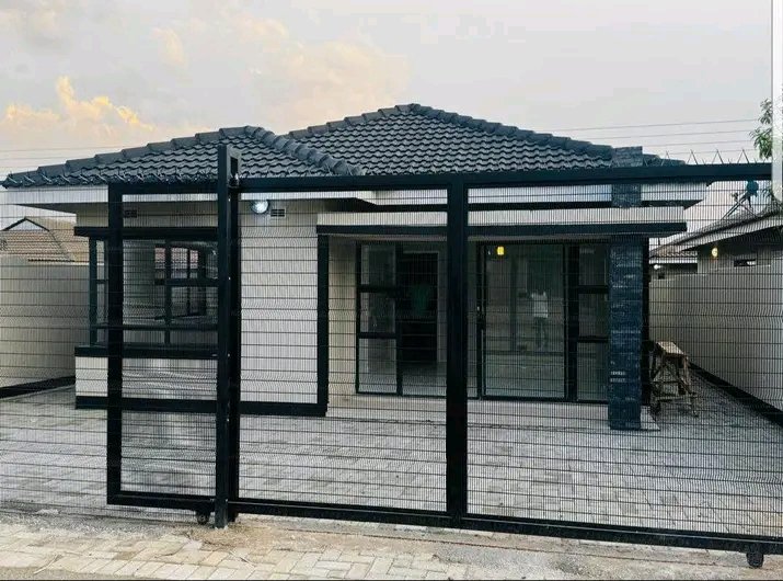 btmutasa's tweet photo. Aspindale Park house for sale, on 200m²,  ensuite, 3 spacious bedrooms, common bathroom and toilet , elegant dining room, comfortable lounge, modern kitchen, backup water tank for convenience, securely walled and gated, Deeds, 90k, viewing strictly by appointment, 0715671763 https://t.co/ULwDaUvdFk