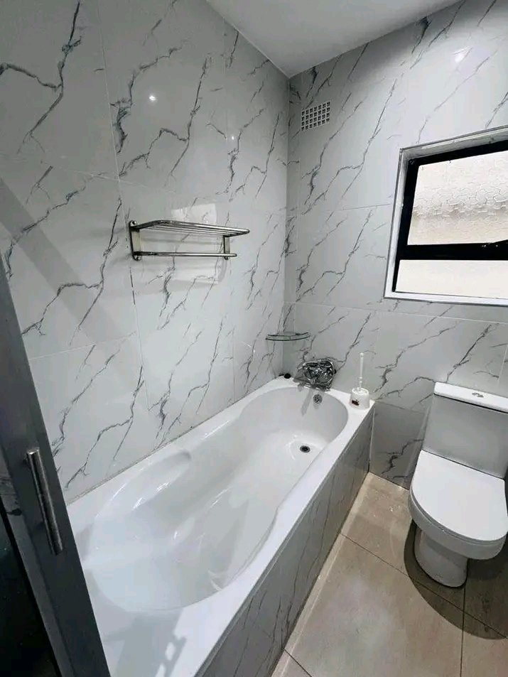 btmutasa's tweet photo. Aspindale Park house for sale, on 200m²,  ensuite, 3 spacious bedrooms, common bathroom and toilet , elegant dining room, comfortable lounge, modern kitchen, backup water tank for convenience, securely walled and gated, Deeds, 90k, viewing strictly by appointment, 0715671763 https://t.co/ULwDaUvdFk